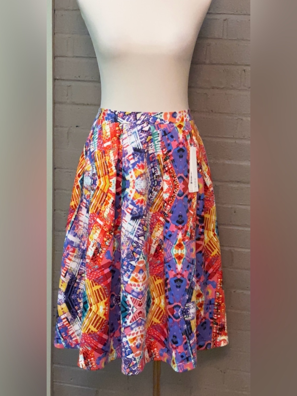 AQUA NWT Abstract full skirt L ( runs small)